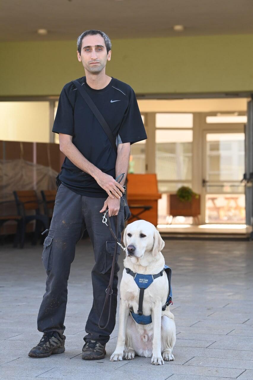 אלכסנדר גוך עם הכלב הרמלין בבית הספר