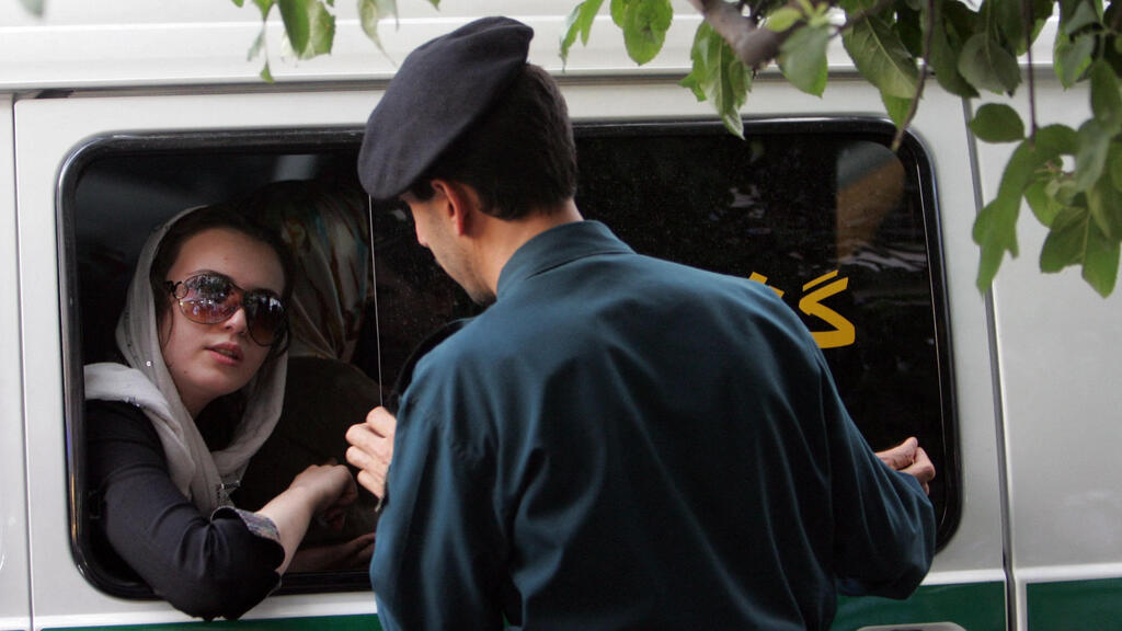 Iran's morality police enforcing modesty laws and the wearing of the hijab in Tehran in this archival photo from 2007 (Photo: AFP) משטרת מוסר המוסר של איראן האוכפת חוקי צניעות וחובת חיג'אב בפעילות ב טהרן ארכיון 2007