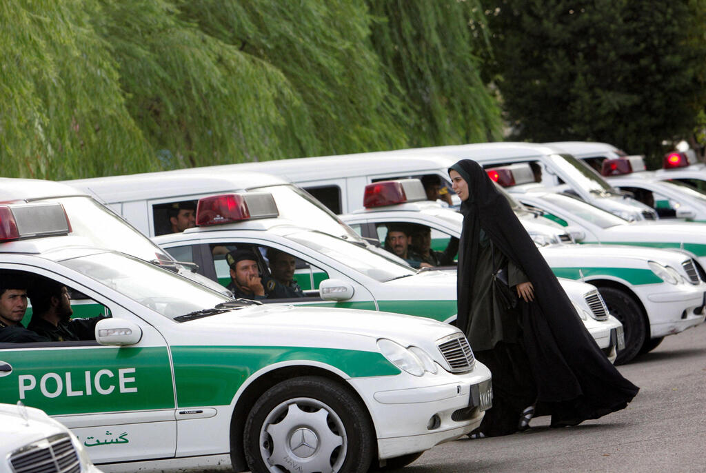 משטרת מוסר המוסר של איראן האוכפת חוקי צניעות וחובת חיג'אב בפעילות ב טהרן ארכיון 2007