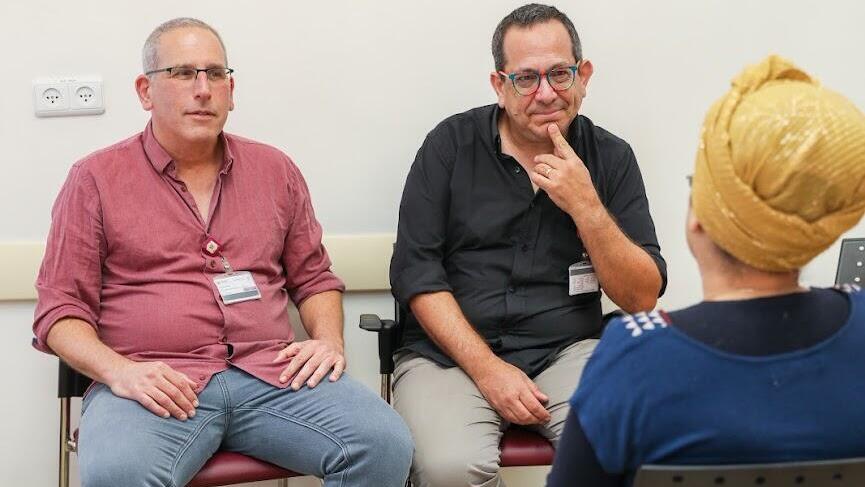ד"ר איל פרוכטר (מימין) ואבי לוי בשיחה עם מטופלת. "מסבירים למטופלים שיש מוצא, ועוזרים להם למצוא את הדרך" (צילום: הקריה הרפואית רמב"ם) ד"ר איל פרוכטר אבי לוי רמב"ם