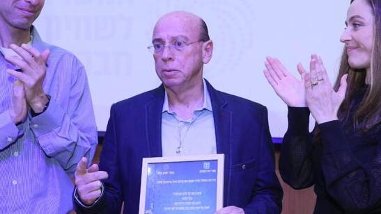 שלמה אברמוביץ' במעמד קבלת הפרס