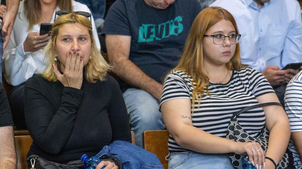 לנה ודריה וולקוב בבית המשפט. "קשה לראות את מי שהרג לך את הלב" (צילום: טל שחר) לנה ודריה וולקוב, אלמנתו ובתו של יורי ז''ל מגיעות להארכת מעצרו של עדי מזרחי החשוד ברצח