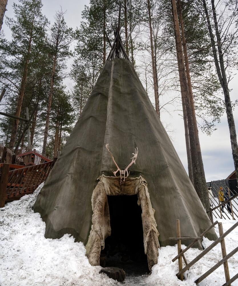 "קוטה" - אוהל המגורים המסורתי של הלאפים שבמרכזו דולקת מדורה חמימה