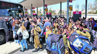 חיילים עולים לאוטובוס