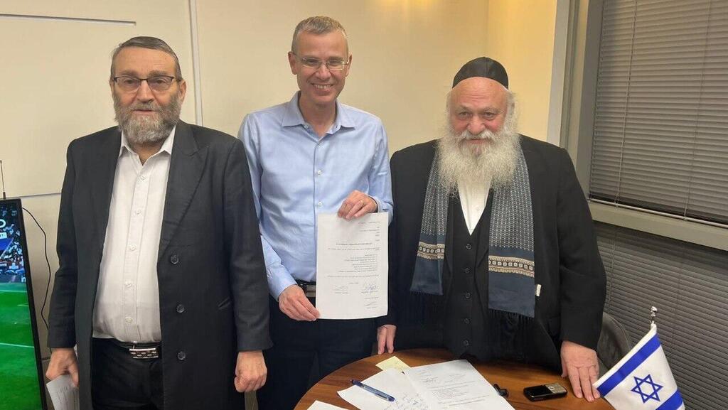 "נתניהו לא מסוגל להגיד לא ולכל דרישה הוא אומר כן". לוין עם ראשי יהדות התורה חותמים על הסכם חלוקת התפקידים מימין: יצחק גולדקנופף, יריב לוין, משה גפני