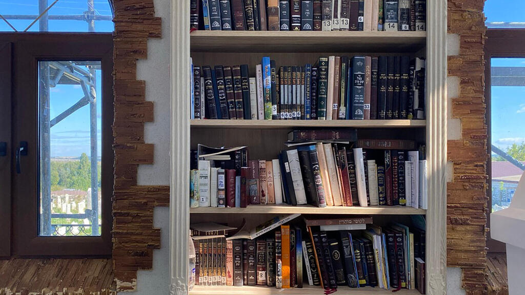 A bookshelf with texts in both Hebrew and Russian (Photo: Jacob Judah) Ukrainian Jews