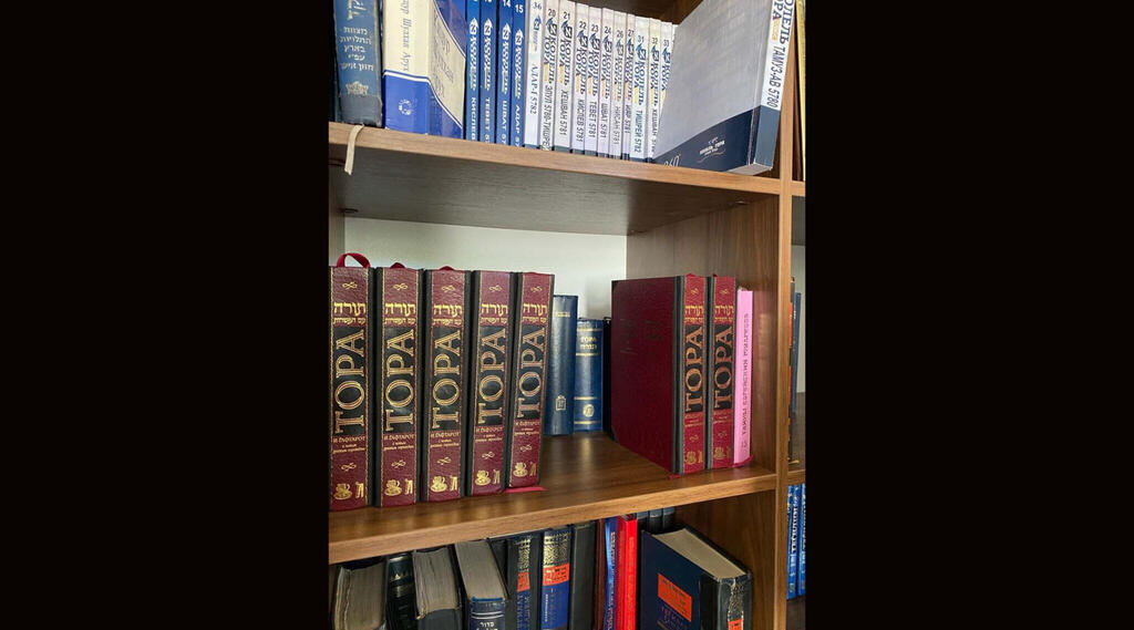 Books in both Hebrew and Russian sit on a bookshelf (Photo: Jacob Judah) Ukrainian Jews