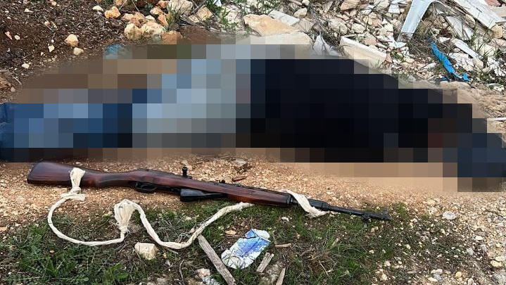 המחבל שחוסל לאחר שירה לעבר עמדת צה"ל סמוך לעופרה, לצד הנשק מוג'אהיד מחמוד חאמד