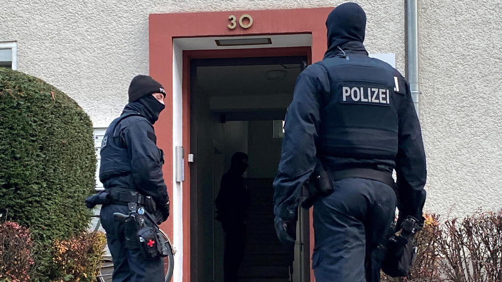 גרמניה פשיטה על פעילי ימין קיצוני תנועת אזרחי הרייך שוטרים ש השתתפו ב פשיטה ב פרנקפורט