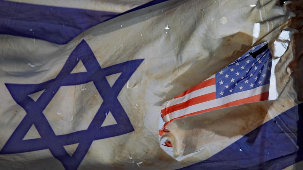 Officials from Israel and the United States still talk to each other (Photo: AP) Israeli and American flags
