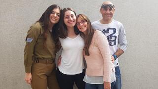 מימין לשמאל: האבא דורון, האמא רוית, שירין ויובל