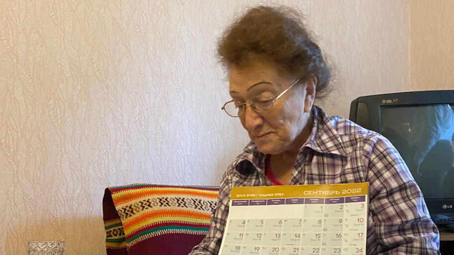 A Ukrainian woman displays her Ukrainian-language Jewish calendar (Photo: Jacob Judah) Ukrainian Jews