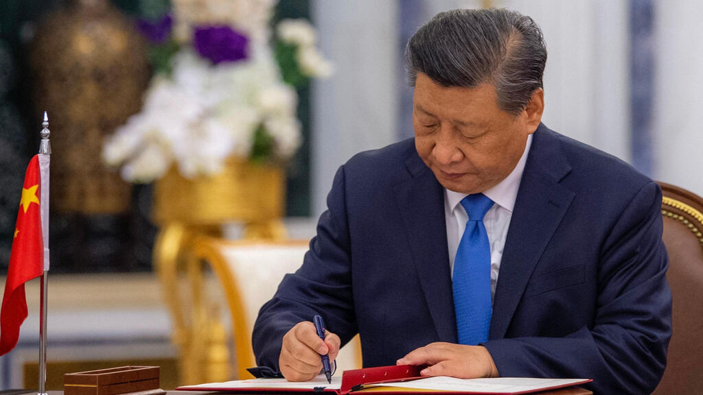 Chinese President Xi Jinping (Photo: AFP PHOTO / SAUDI ROYAL PALACE / BANDAR AL-JALOUD) נשיא סין שי ג'ינפינג ב ביקור ב סעודיה חותם על עסקה עם מלך סעודיה סלמאן