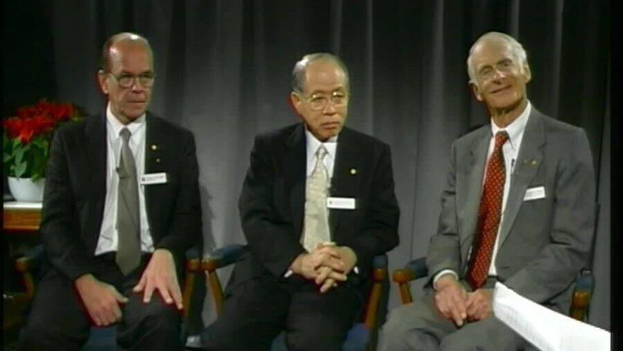 מעדיפים צורה מסוימת. שרפלס (משמאל), נויורי (במרכז) ונואלס בראיון משותף לאתר פרס נובל, דצמבר 2001 
