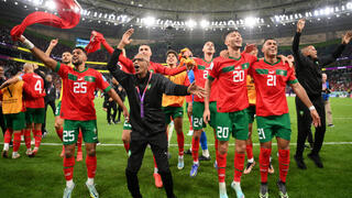 שחקני נבחרת מרוקו חוגגים אחרי הניצחון על פורטוגל