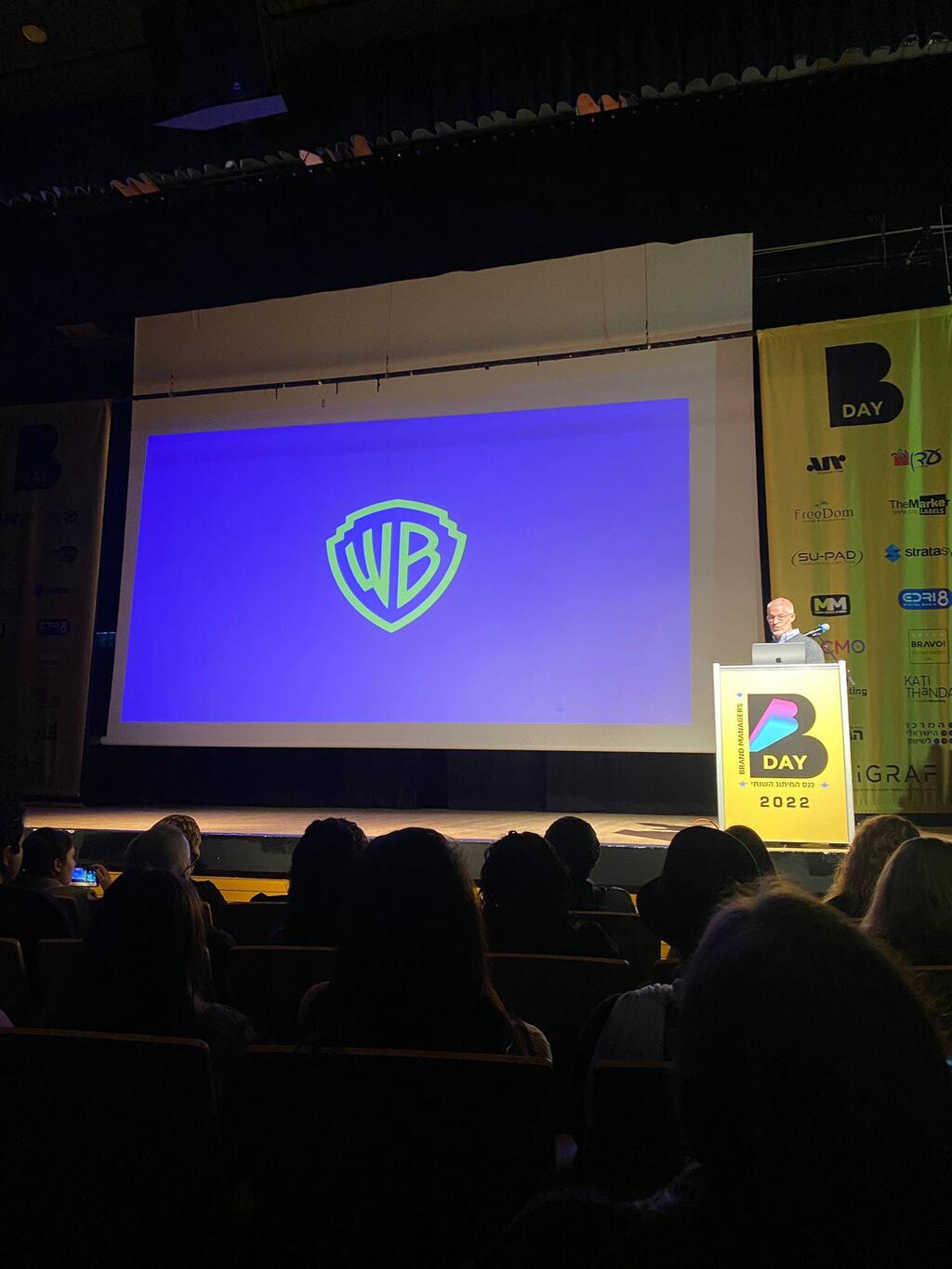 שגיא עומד לחשוף לוגו שייצר עבור חגיגות 100 שנים לענקית הקולנוע 'Warner Bros'