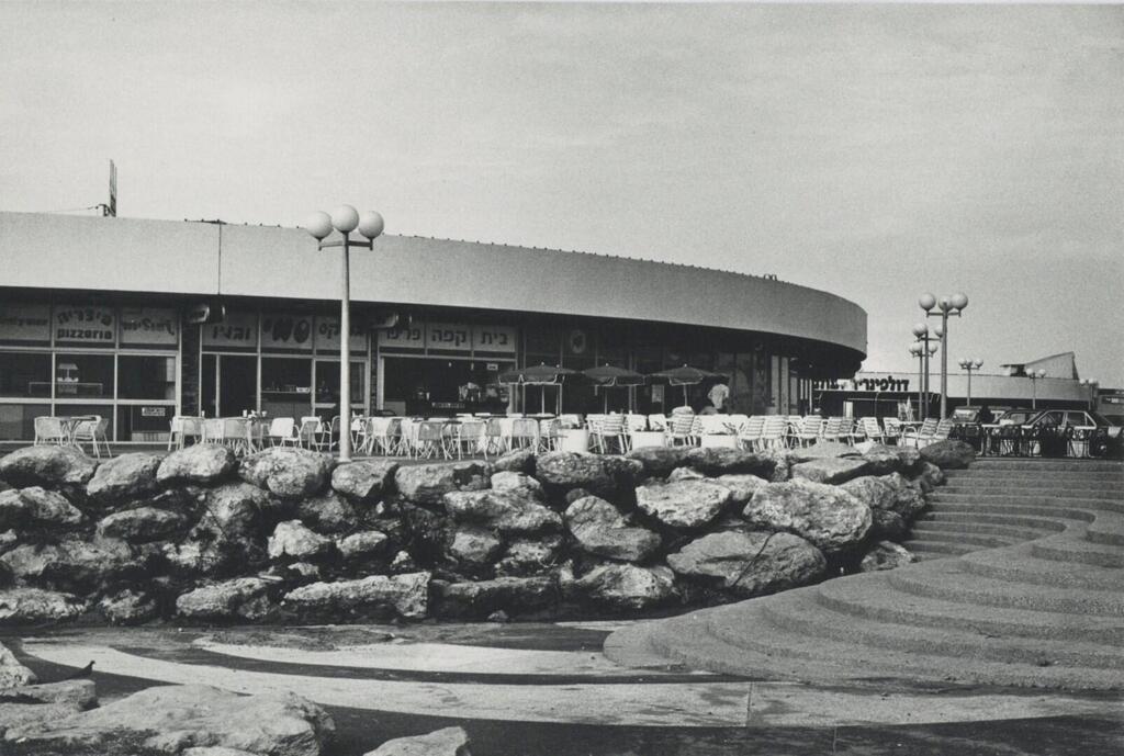 דולפינריום תל אביב. מבט מדרום אל חזית בית הקפה, 1982