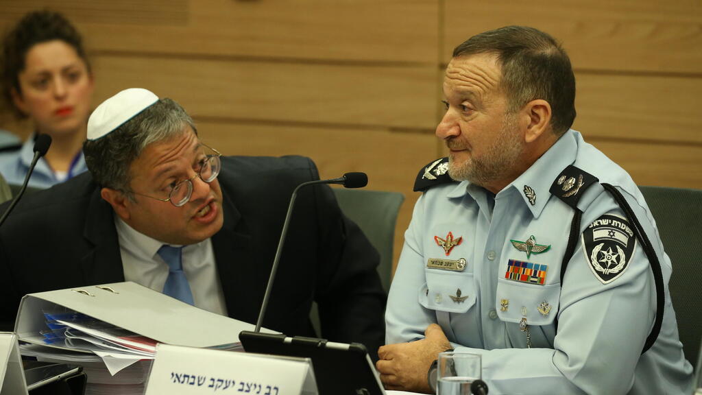השר לביטחון לאומי מתכוון להעביר סעיפים נוספים בחוק. בן גביר ושבתאי בוועדה (צילום: עמית שאבי) איתמר בן גביר, יעקב שבתאי