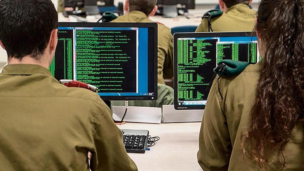 ''זו נקודה שמועדת לפורענות''. חיילים ביחידה טכנולוגית בצה"ל (צילום: דובר צה"ל) חיילים ביחידה טכנולוגית בצה"ל
