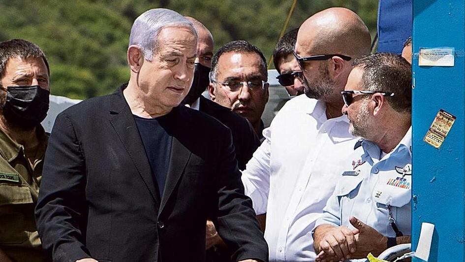 נתניהו בזירת האסון. "הצעדים שנקט לא היו מספקים" (צילום: גיל נחושתן) קובי שבתאי בזירת האסון במירון, עם ראש הממשלה דאז בנימין נתניהו והשר לשעבר אמיר אוחנה