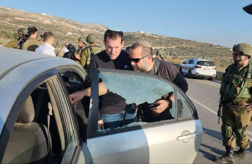 יוסי דגן בזירת הפיגוע (צילום: רועי חדי) הרכב שנפגע