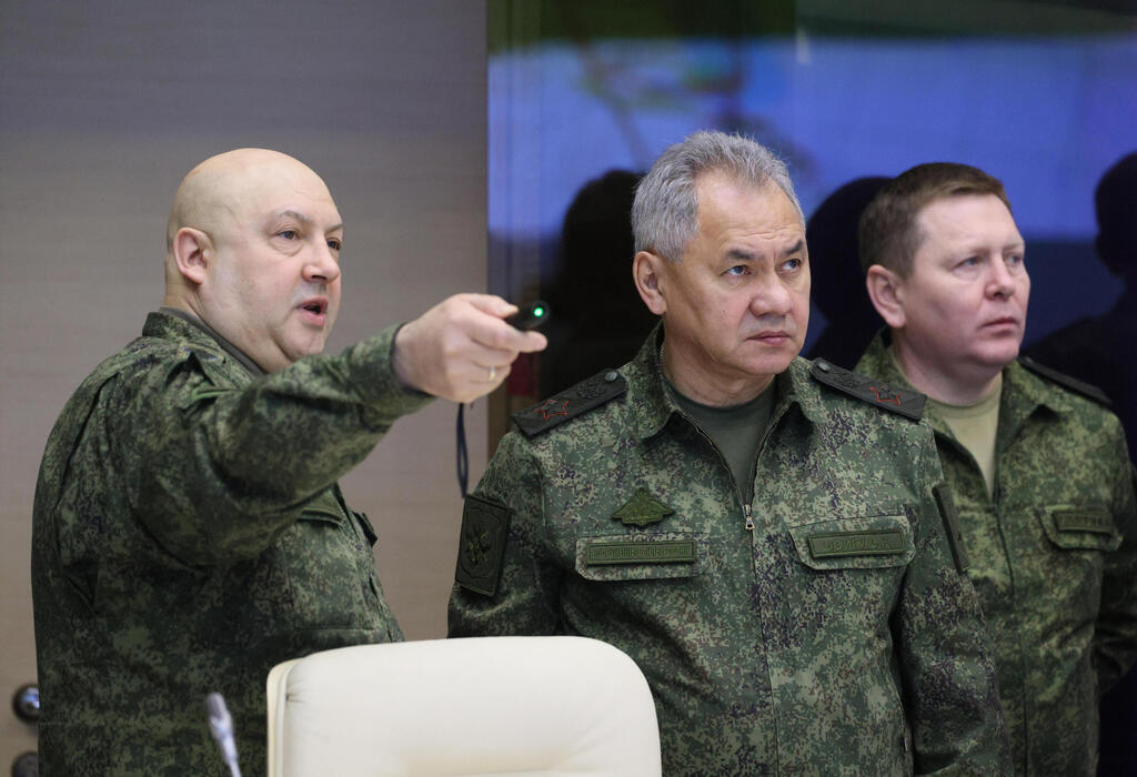 Russian Army General Sergei Surovikin (left) and Defense Minister Sergei Shoigu (Photo: AP) הגנרל סרגיי סורוביקין (שמאל) שמנהל את פעילות צבא רוסיה ב אוקראינה לצד הרמטכ"ל הרוסי ולרי גרסימוב בדיון עם ולדימיר פוטין