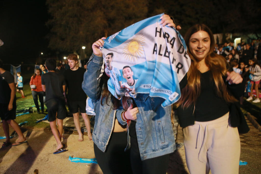 Fans celebrate Argentinian World Cup win in Tel Aviv 