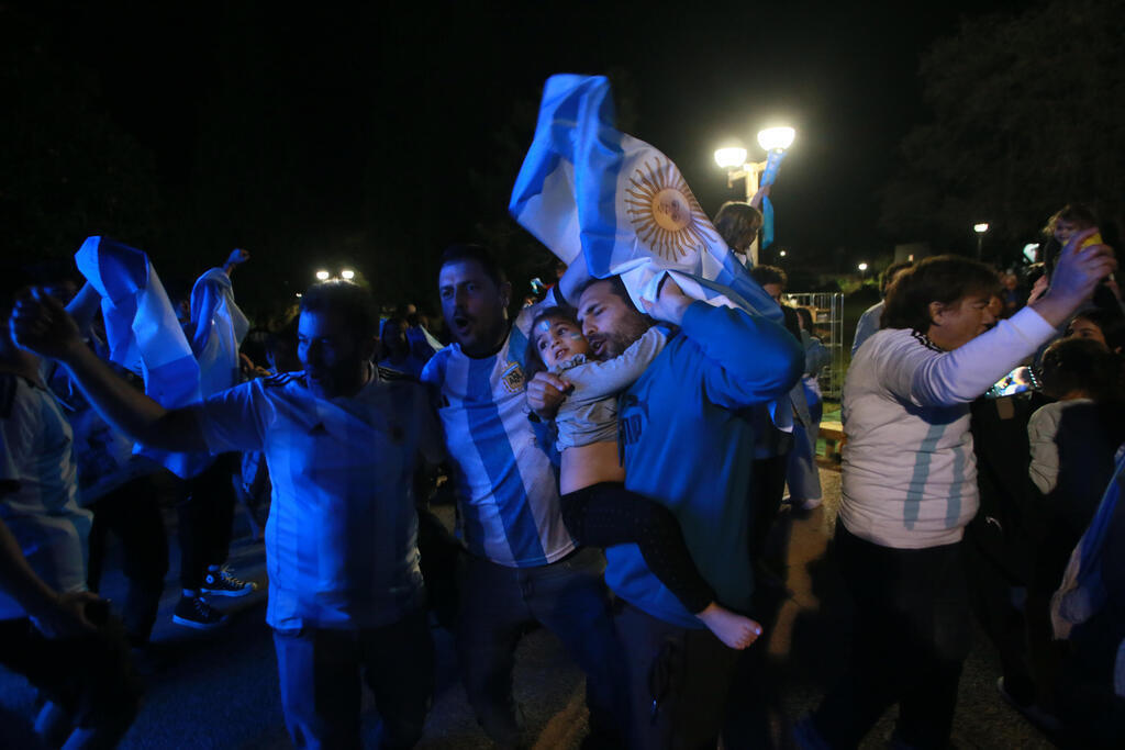 Fans celebrate Argentinian World Cup win in Tel Aviv 