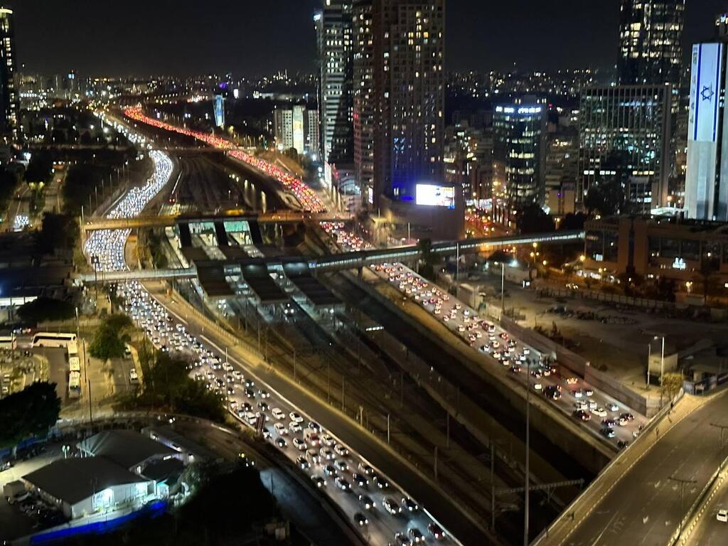ארכיון. דוקר בעיניים (צילום רחפן: עמרי סילבר) פקקים בנתיבי איילון בזמן גמר המונדיאל