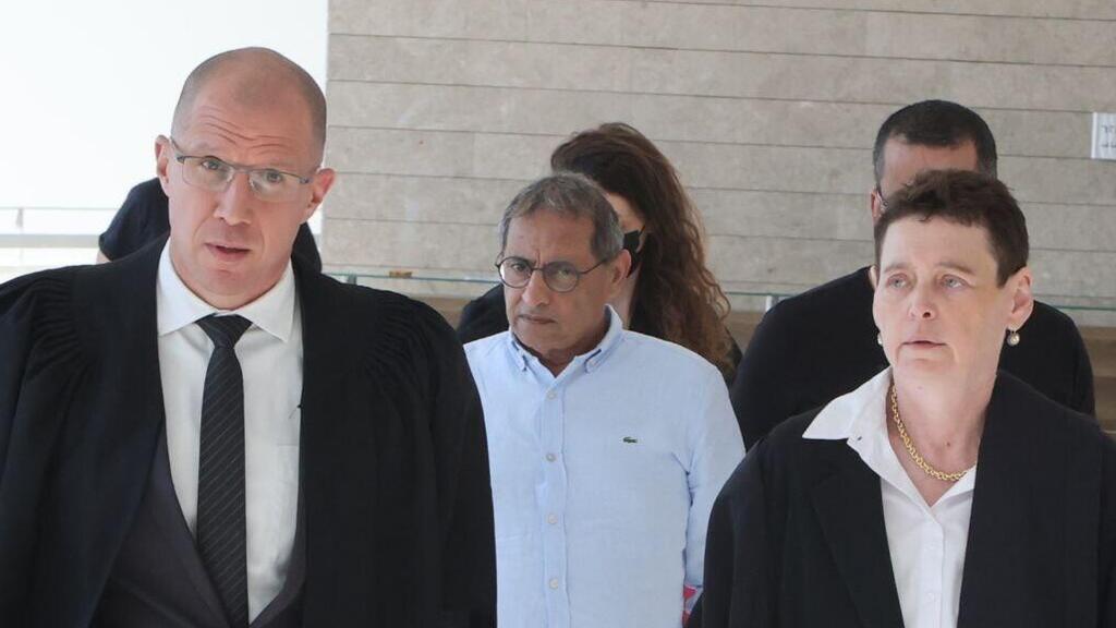 "להודאה שלו בעבירות יש משקל משמעותי". גלעדי בבית המשפט (צילום: מוטי קמחי) ארנון גלעדי בגזר הדין