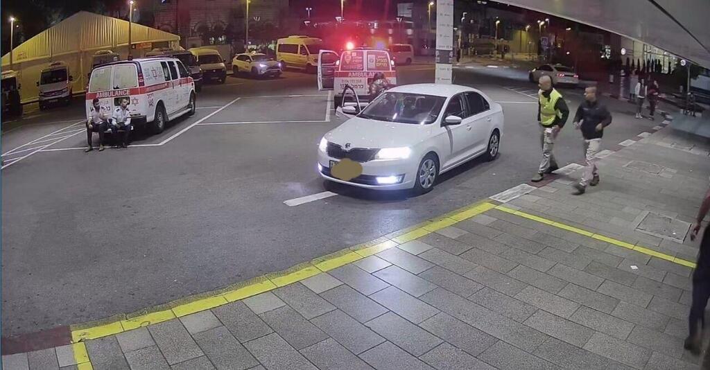הפינוי לרמב"ם של האישה שנפצעה מירי בצומת זבולון (צילום: הקריה הרפואית רמב"ם) הפינוי של הפצועה מהירי בצומת זבולון לבית החולים