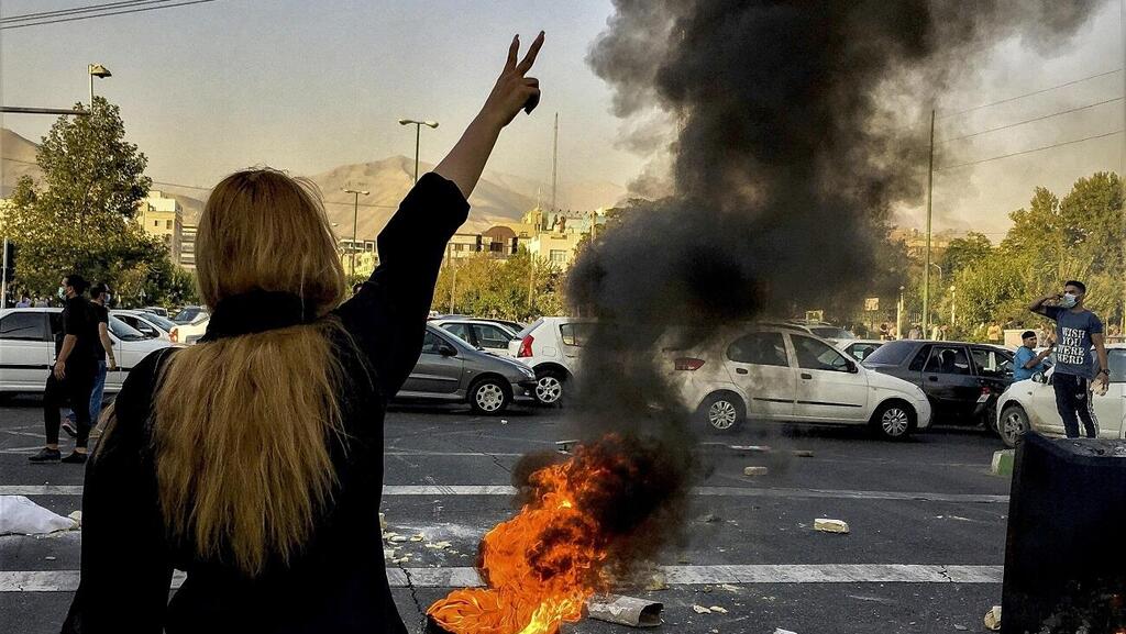 Women protest against modesty laws and wearing a hijab in Iran following the death of Mahsa Amini while in custody of the morality police (Photo: AP) מפגינה במחאה באיראן