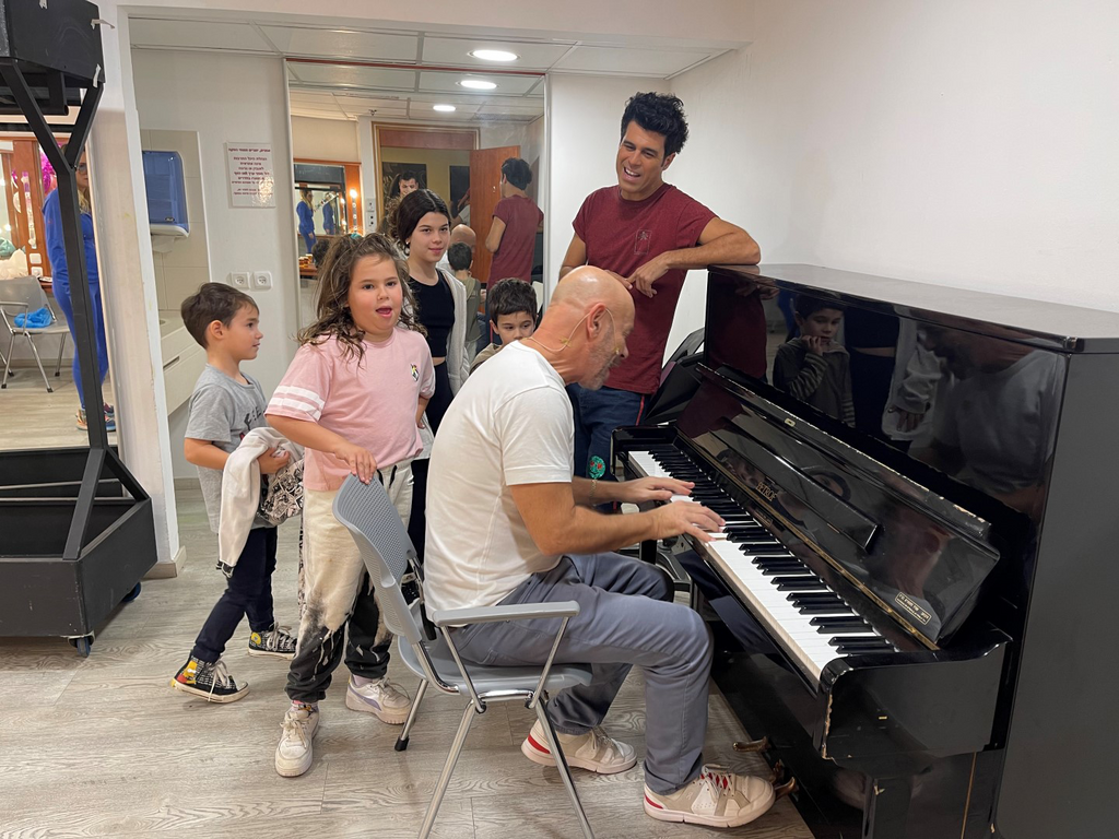 תמיד חלמנו לדעת לנגן על פסנתר. קלינשטיין וטל מוסרי עושים חזרות (צילום: יחצ ) מופע מתנות קטנות רמי קלינשטיין