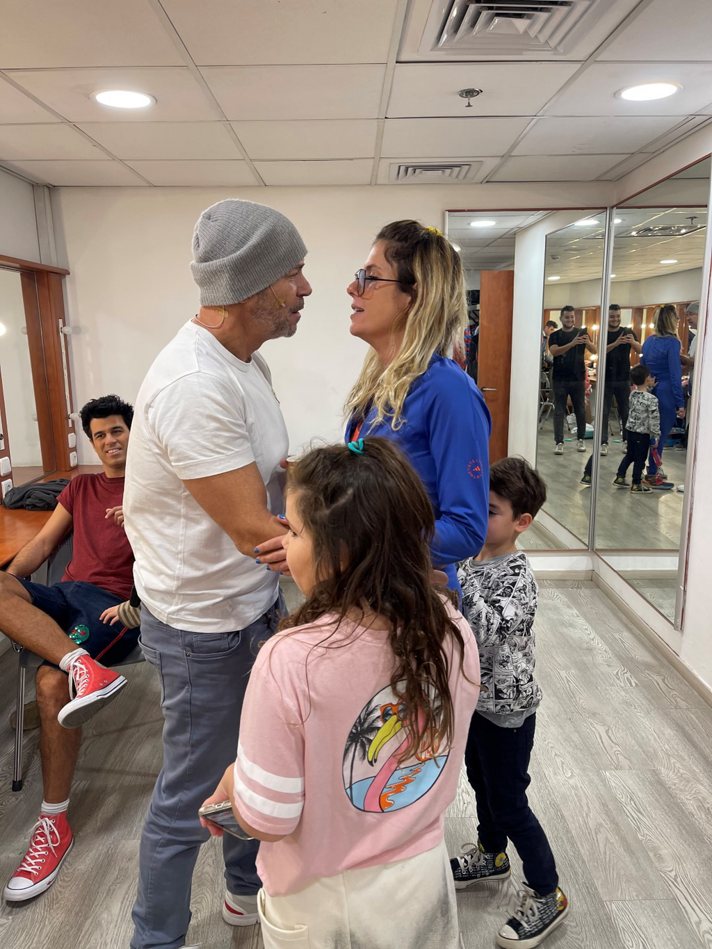 "זכרת לסגור את הדוד?" רמי ואלכס קלינשטיין עם הילדים מאחורי הקלעים של המופע "מתנות קטנות" (צילום: יחצ ) מופע מתנות קטנות רמי קלינשטיין