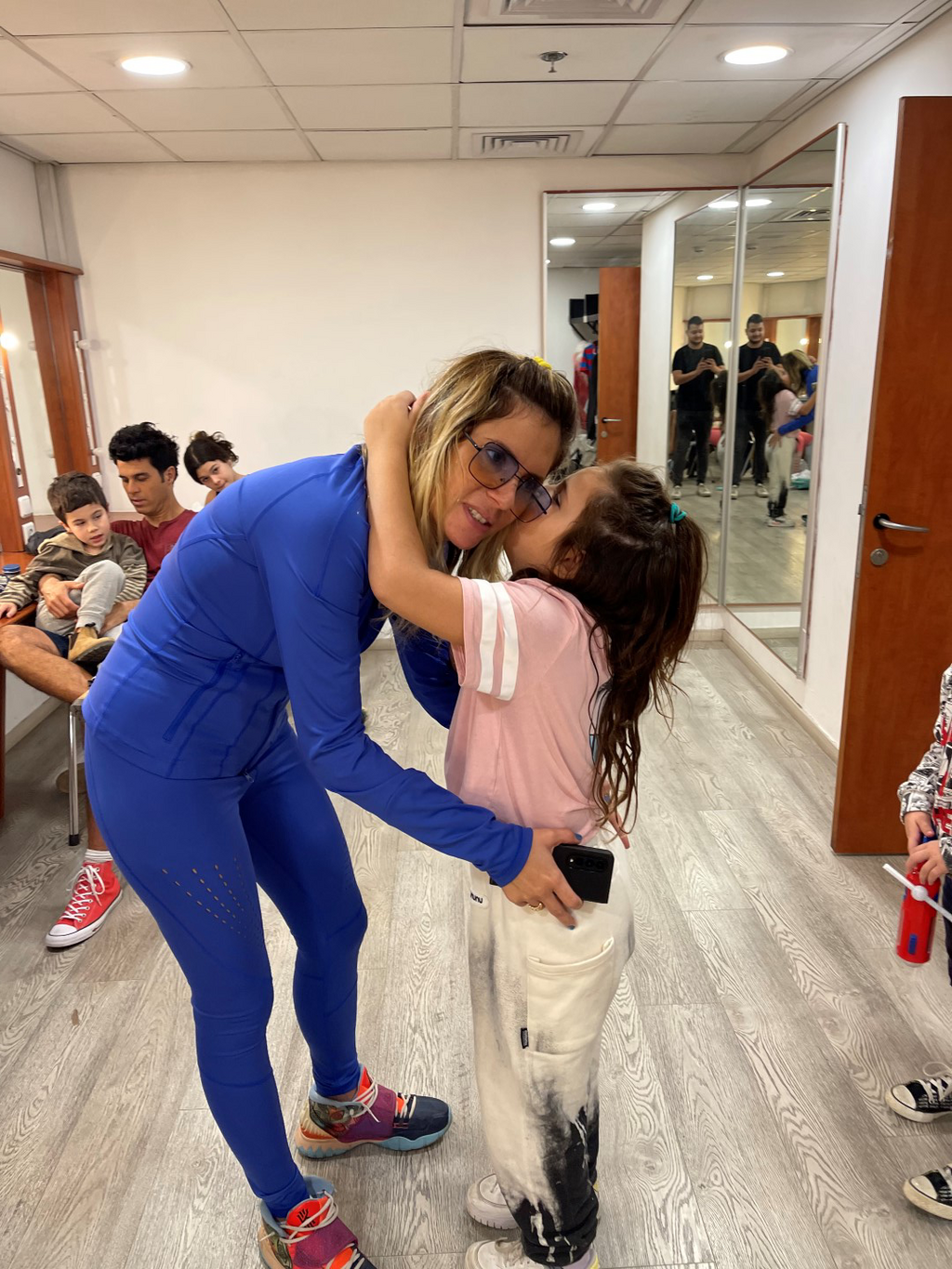 בלי סודות בחברה. קלינשטיין עם הבת אומה (צילום: יחצ ) מופע מתנות קטנות רמי קלינשטיין