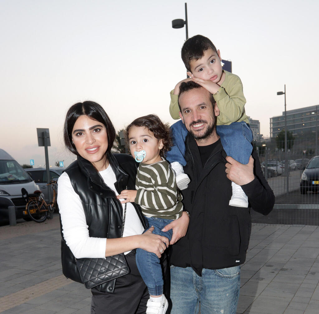 חג שמח. נופר מור עם המשפחה (צילום: ענת מוסברג) מופע חנוכה מותק