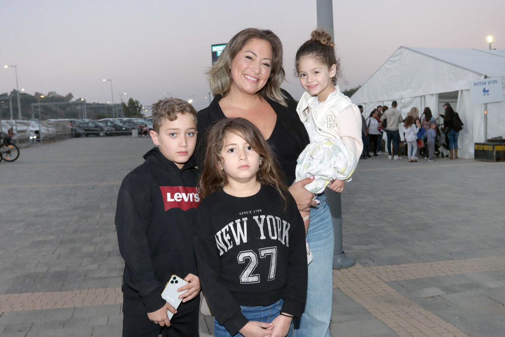 את עם המחטב? גרינר עם הילדים (צילום: ענת מוסברג) מופע חנוכה מותק