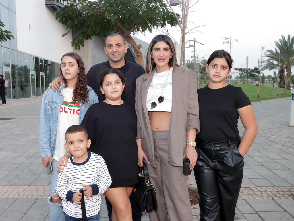 מתי תצלמו דוקו ריאליטי משפחתי? עינב בובליל עם בעלה והילדים (צילום: ענת מוסברג) מופע חנוכה מותק