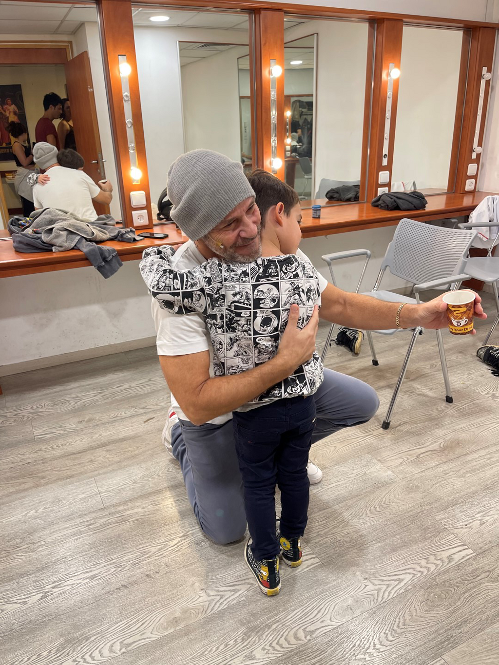חיבוק להצלחה (צילום: יחצ ) מופע מתנות קטנות רמי קלינשטיין
