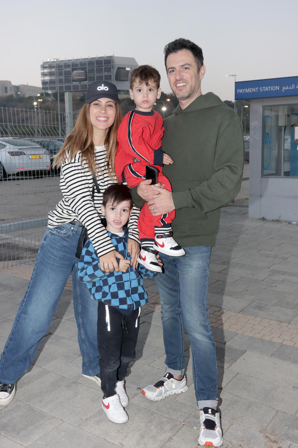 מקווים שעשיתם מספיק תמונות לאינסטוש. מור סילבר והמשפחה (צילום: ענת מוסברג) מופע חנוכה מותק