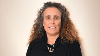 ד"ר מרים דרוקס, מנהלת סניף עמך בפתח תקווה על החנוכיה המשפחתית שמסתירה בתוכה נס