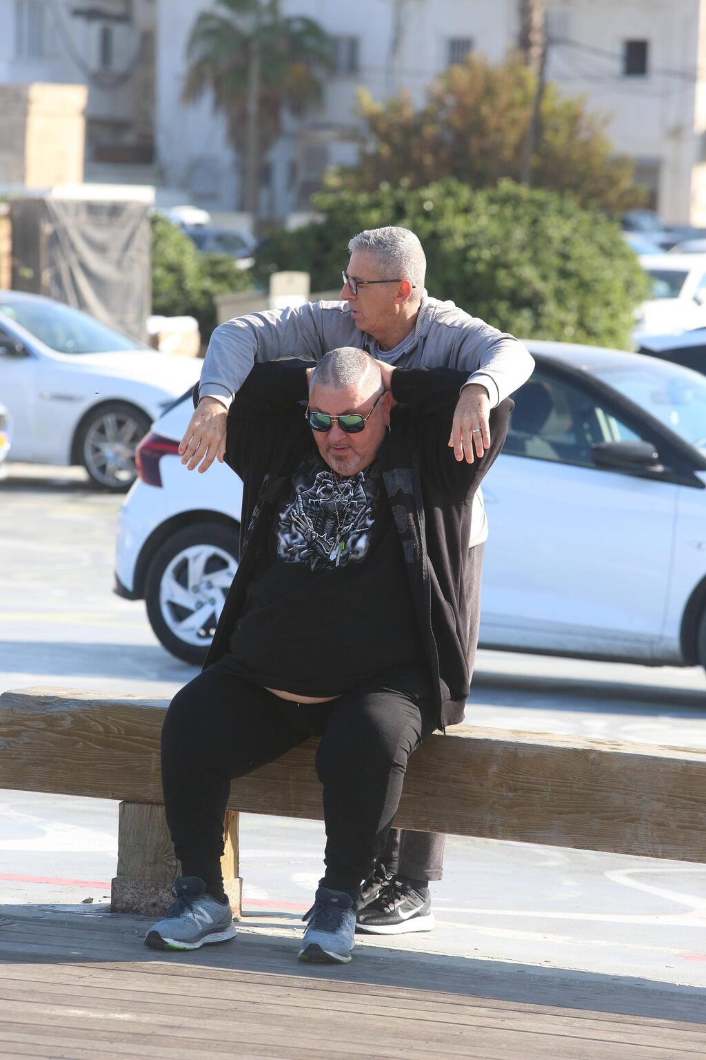 עוזר לו להשתחרר (צילום: מוטי לבטון) פפראצי