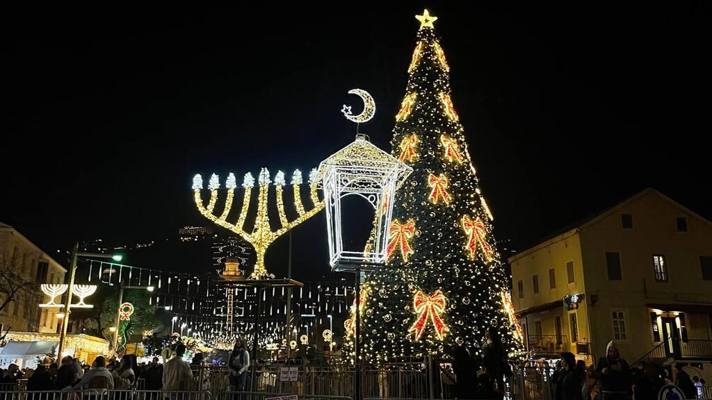 אווירת חג במושבה הגרמנית, חיפה (צילום: אופיר יונתן) עץ חג המולד המושבה הגרמנית חיפה