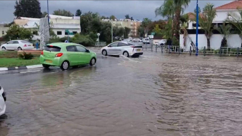 צילום: גלעד מורג הצפות מהגשמים ביבנה