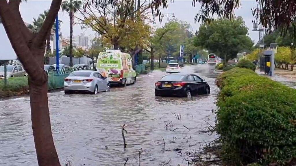 מכוניות תקועות בהצפות מהגשמים ביבנה (צילום: גלעד מורג) הצפות מהגשמים ביבנה