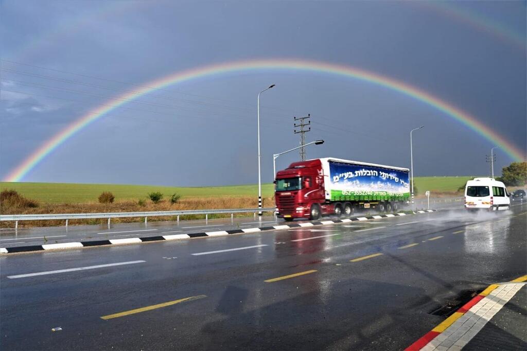 קשת בענן בשדות בית קמה (צילום: הרצל יוסף) קשת בענן בשדות בית קמה