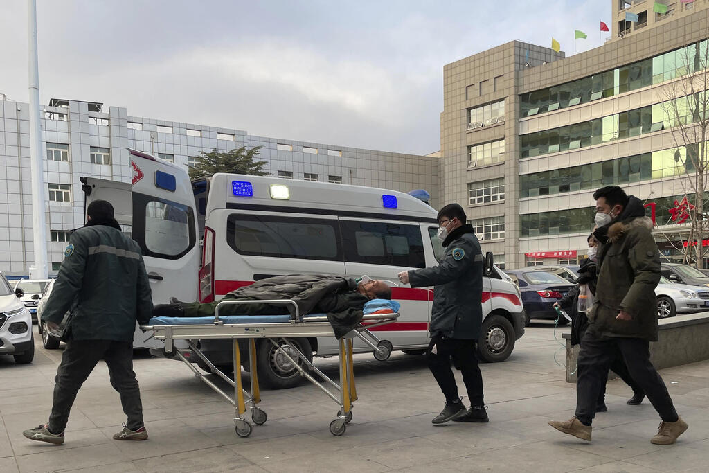 צילום: AP בית חולים בעיר ז'וז'ו במחוז חביי ב סין בצל התפרצות קורונה 21 בדצמבר