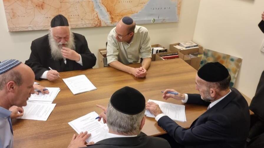 נציגי יהדות התורה חתמו על הסכם קואליציוני משותף של דגל התורה ואגודת ישראל מול סיעת הליכוד נציגי יהדות התורה חתמו על הסכם קואליציוני משותף של דגל התורה ואגודת ישראל מול סיעת הליכוד