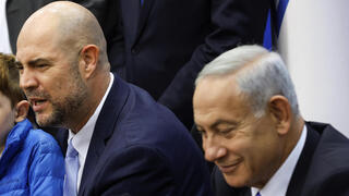 ראש הממשלה בנימין נתניהו עם אמיר אוחנה ומשפחתו