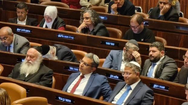 גפני ופרוש מרכינים ראש (צילום: חזקי ברוך, ערוץ 7) חברי הכנסת גפני ופרוש מרכינים ראש בזמן נאומו של יו"ר הכנסת הנכנס אמיר אוחנה